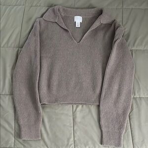 Elegant V-Neck Ribbed Sweater in Taupe